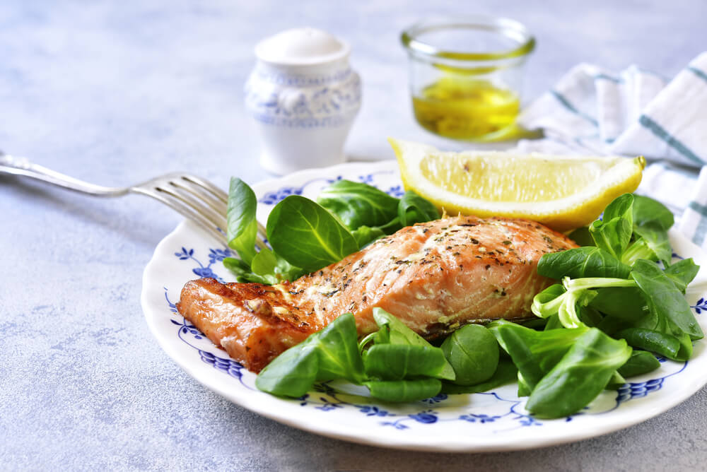 Lachs mit Feldsalat und Zitrone enthält gesunde Fette und die notwendigen Antioxidantien zur Verbesserung der Immunität.