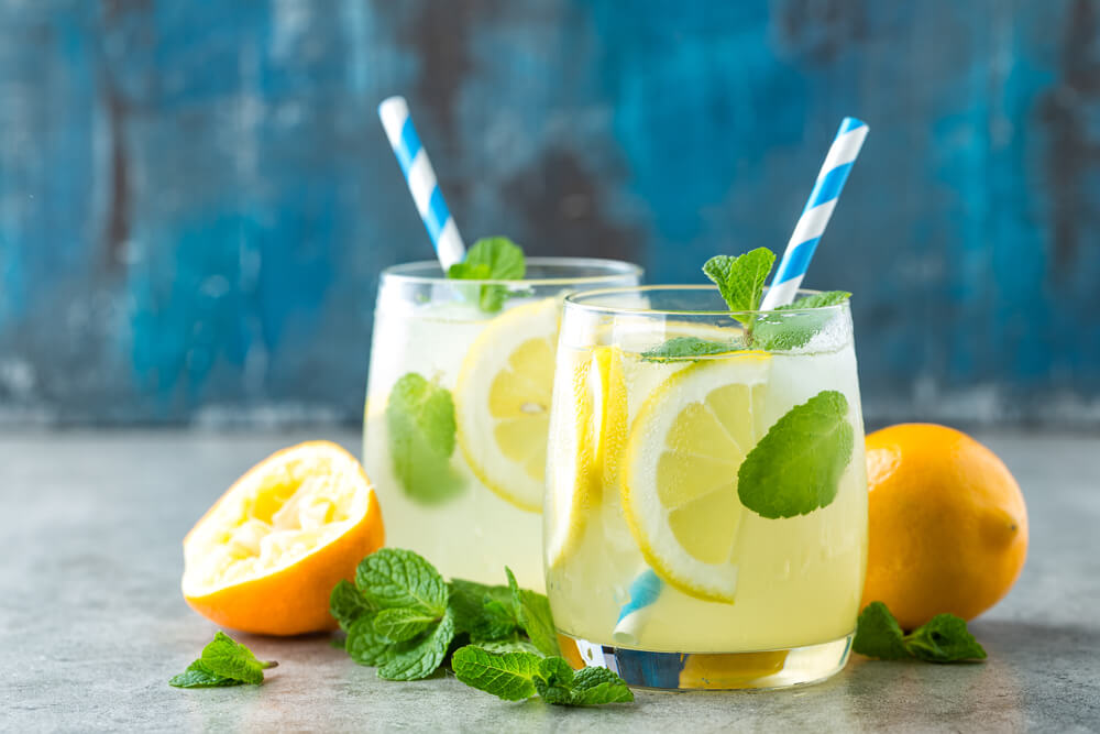 Due bicchieri di limonata fredda e rinfrescante con delle foglie di menta.