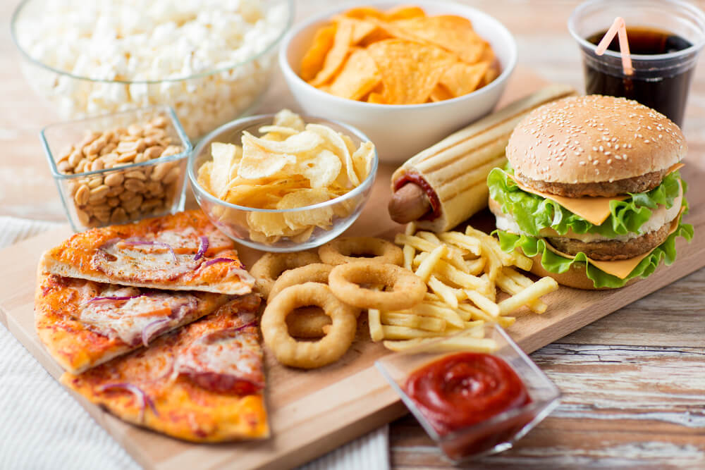 Ungesundes und Fast Food: Frittiertes, Pizza, Hamburger, salzige Snacks, scharfe Saucen.
