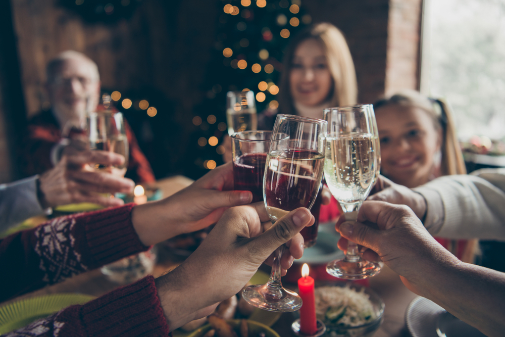 Festlicher Anstoß mit Sekt und Weiß- und Rotwein – Gläserklappern.