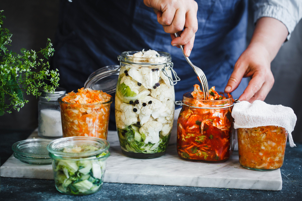 Aufbewahrung von fermentierten Lebensmitteln in Glasbehältern.