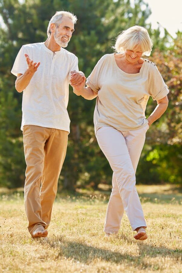 Stariji vitalni par fizički je aktivan kako bi ojačao imunološki sustav.