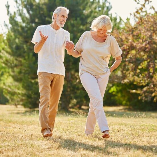 Stariji vitalni par fizički je aktivan kako bi ojačao imunološki sustav.