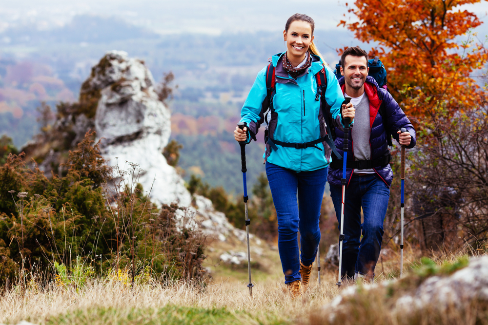 Un uomo e una donna camminano in montagna.