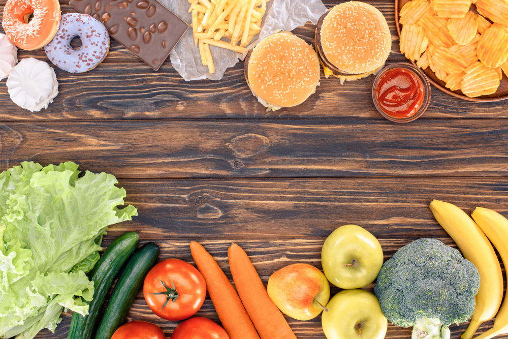 Фрукты и овощи как здоровое питание и картофельные чипсы, сладости и жареное и фаст-фуд как нездоровое питание. 