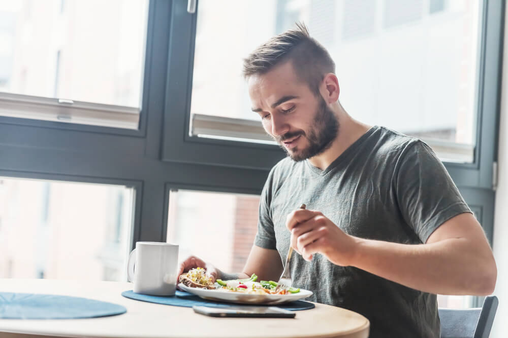 Männer beim Mittagessen bei der Arbeit.