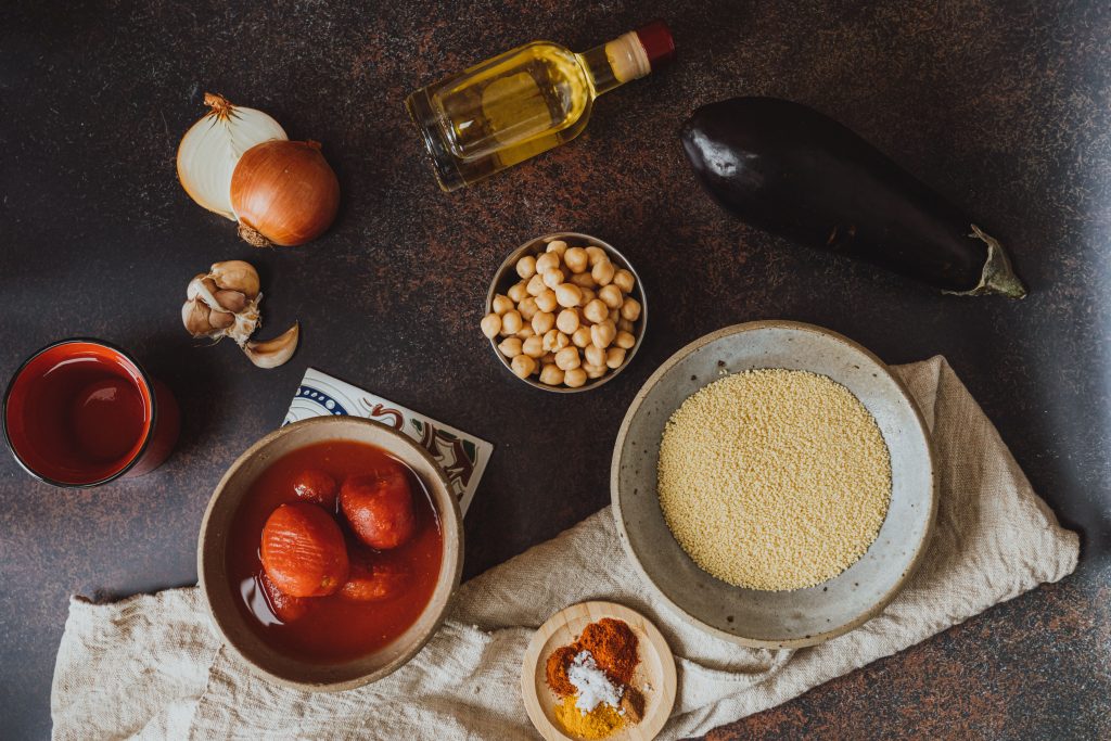 Zubereitung von Speisen zum Kochen Stück für Stück mit Gemüse und Kichererbsen.