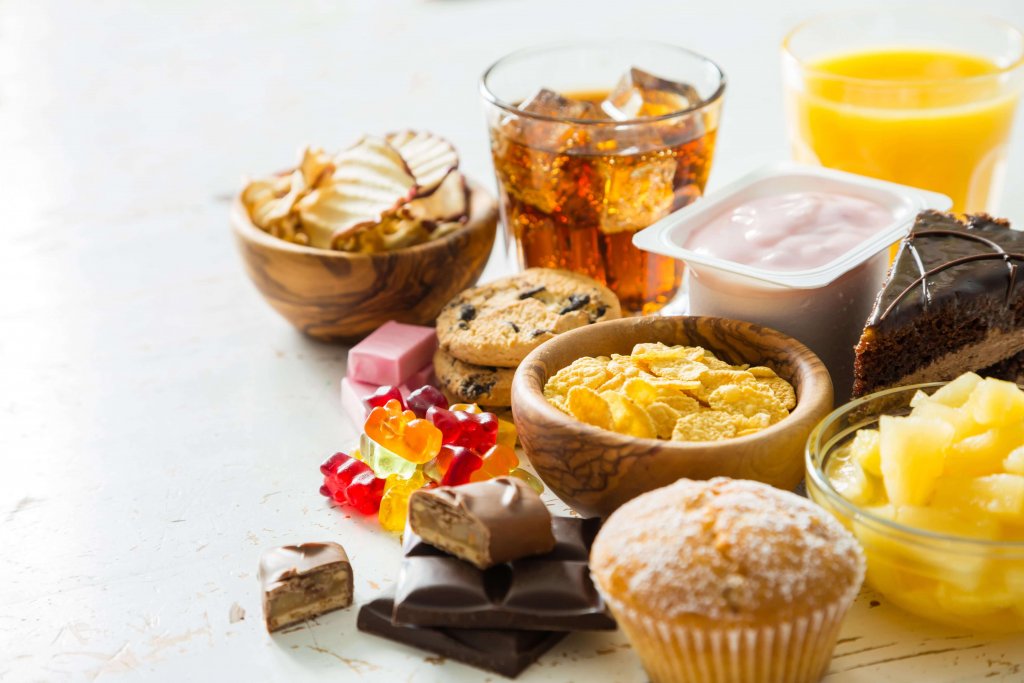 Ungesunde und verarbeitete Lebensmittel: Cornflakes, Süßigkeiten, Chips, Softdrinks.