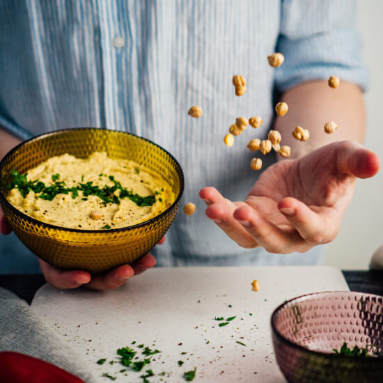 Hiter in okusen humus v posodi.