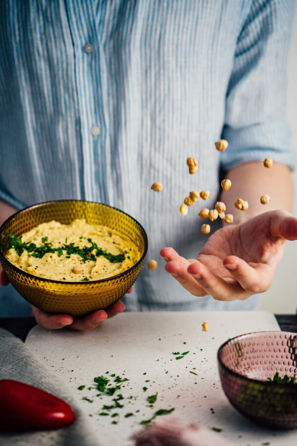 Hiter in okusen humus v posodi.