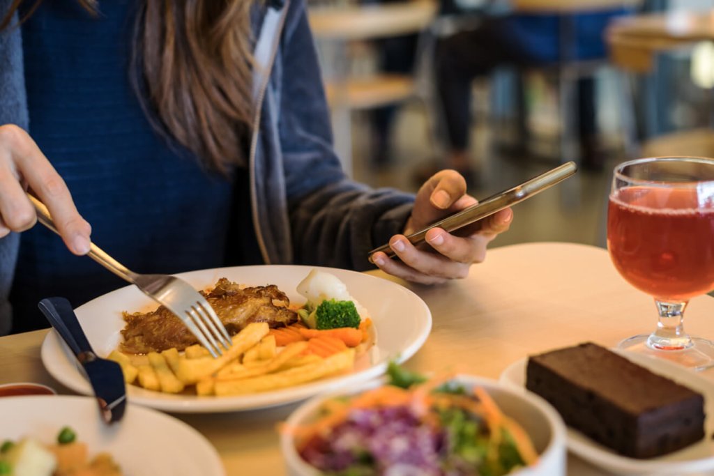 Il fast food malsano porta a gonfiore e bruciore di stomaco.