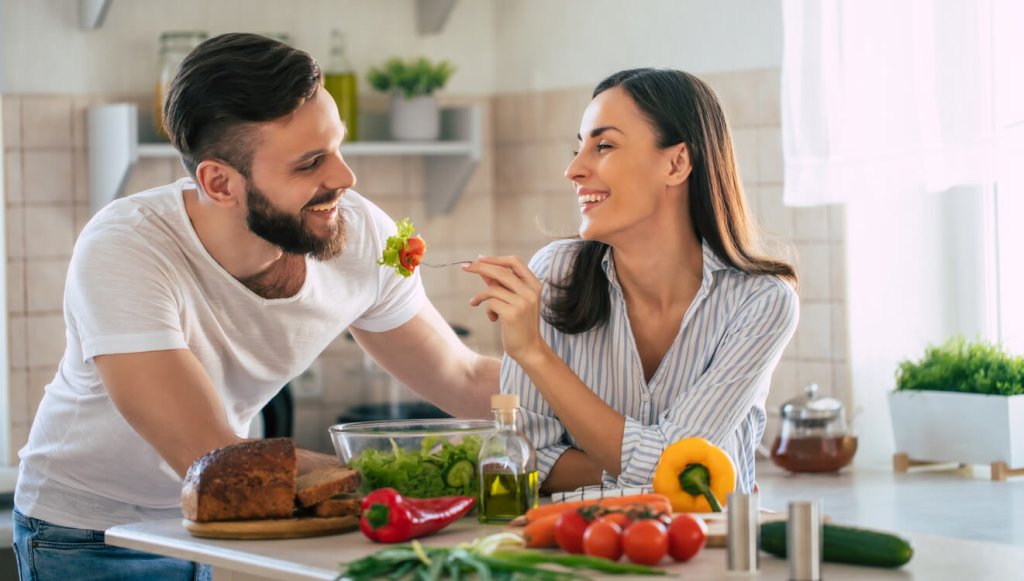 Das Paar genießt ein gesundes und leckeres Mittagessen.