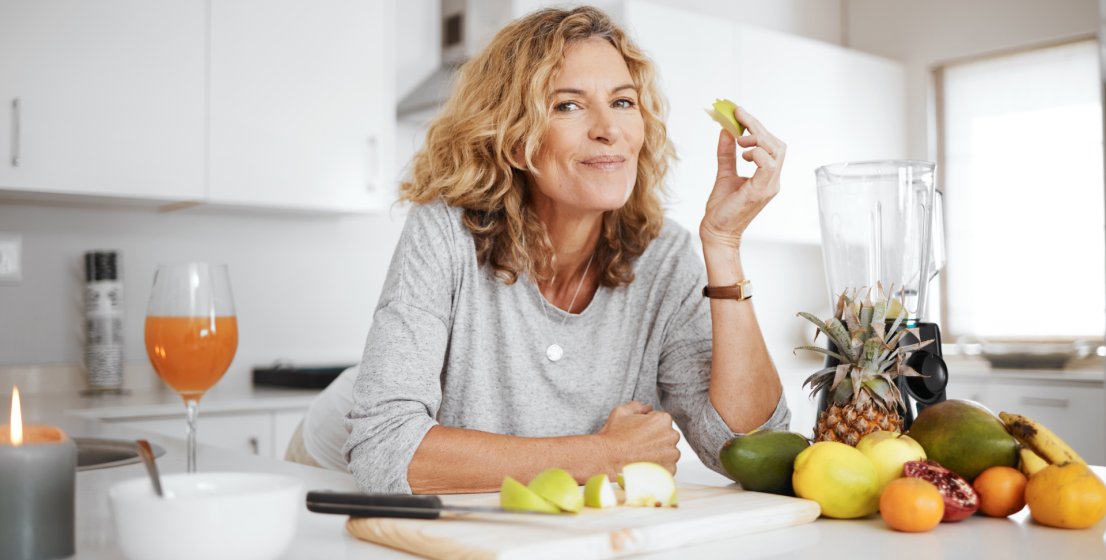 ženska obdana s sadjem za zdravi obrok, healthy lifestyle