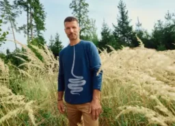 Moški v naravi, katerega neizogiben del življenja je tudi stres, ki vpliva na njegov mikrobiom.
