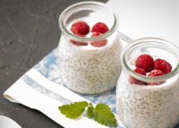 Puding iz chia semen s kefirjem v skodelici.