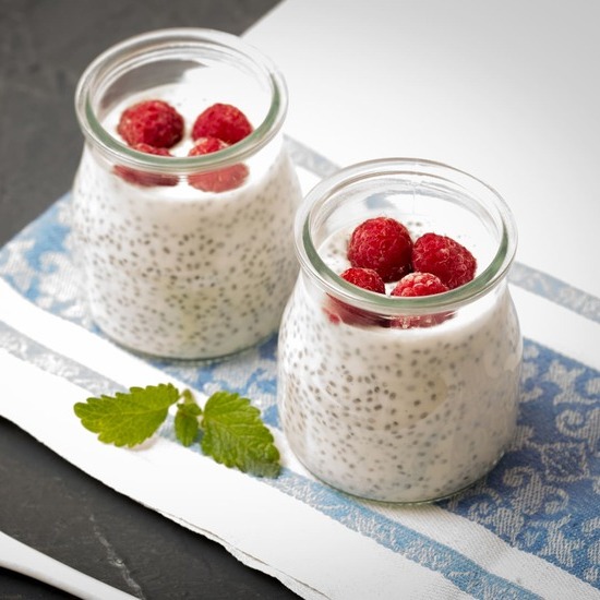 Puding iz chia semen s kefirjem v skodelici.