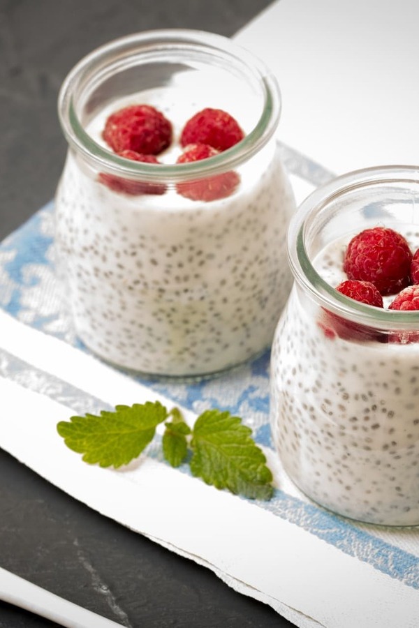 Puding iz chia semen s kefirjem v skodelici.