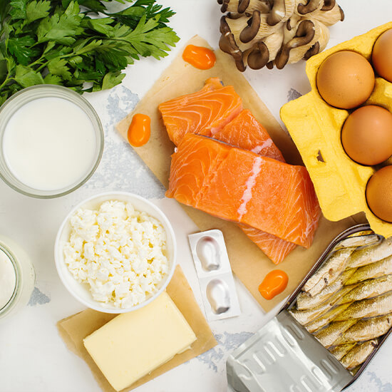 Viri vitamina D v prehrani: losos, sardine, jajca, mleko, skuta, maslo, jogurt, gobe in prehranska dopolnila.