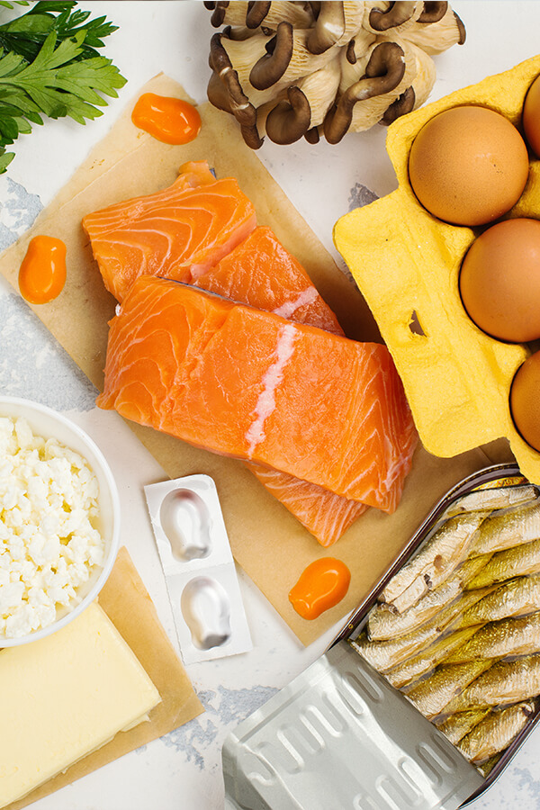 Viri vitamina D v prehrani: losos, sardine, jajca, mleko, skuta, maslo, jogurt, gobe in prehranska dopolnila.